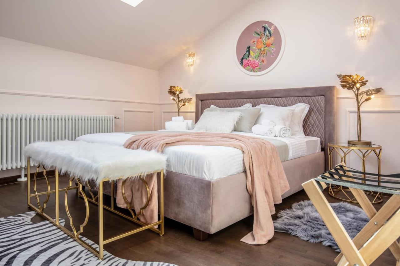 Holt Old Town Luxury Suites Bukarest Exterior foto